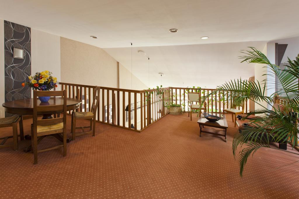 Cit'Hotel Du Circuit มันญีกูร์ ภายนอก รูปภาพ